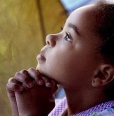 crianca rezando